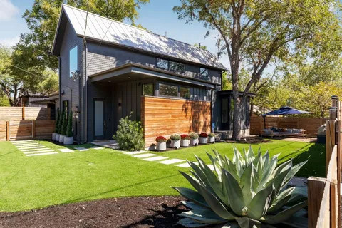a view of a house with backyard