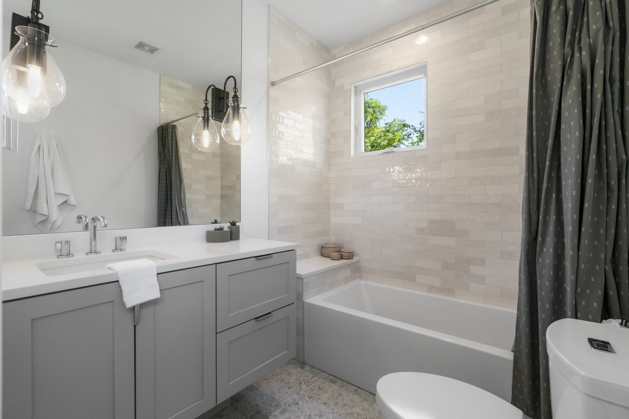 604 Cumberland Road Austin, TX 78704 - Photo 31 of 40 a bathroom with a granite countertop sink toilet and bathtub