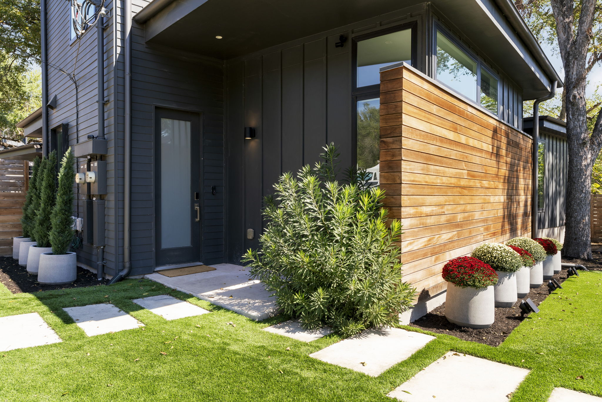 604 Cumberland Road Austin, TX 78704 - Photo 8 of 40 a backyard of a house with lots of green space