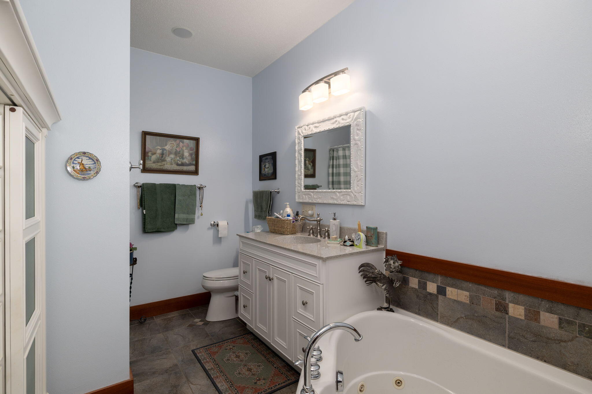 N2031 County Road F La Crosse, WI 54601 - Photo 9 of 25 Primary Bathroom