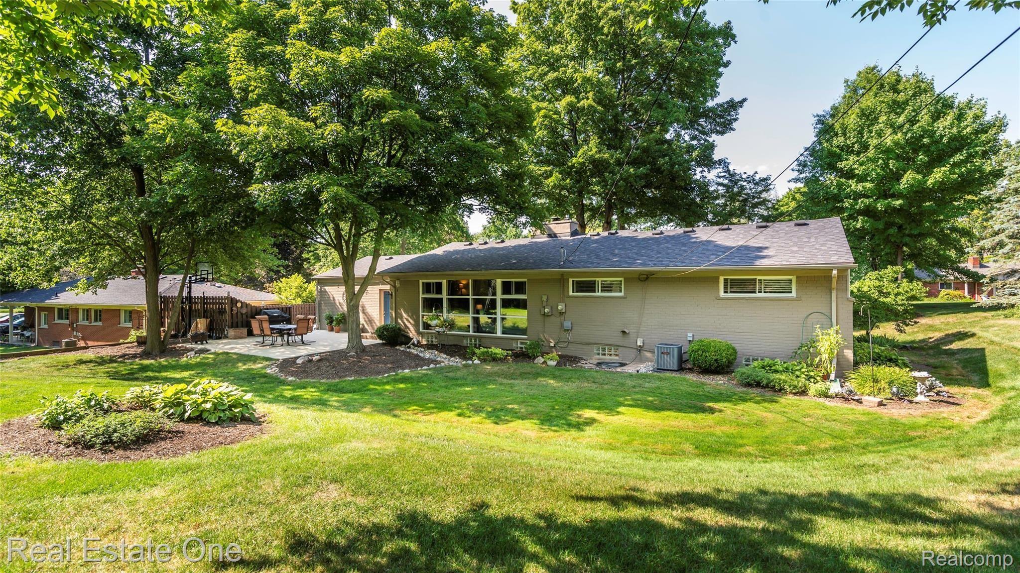 28536 Quail Hollow Road Farmington, MI 48331 - Photo 34 of 48 Backyard.jpg