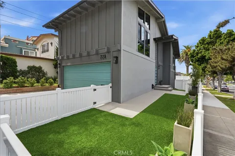 a view of backyard with tub