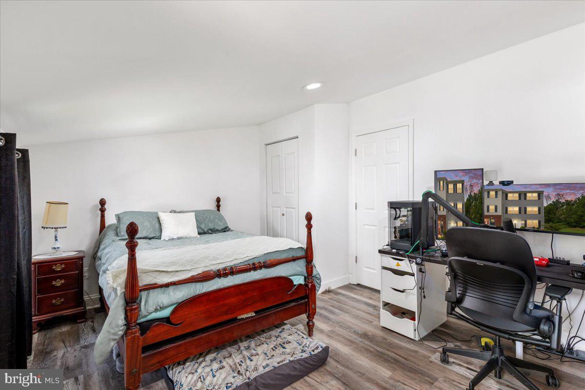 79 Bentonville Road Bentonville, VA 22610 - Photo 20 of 52 a bedroom with a bed and a desk