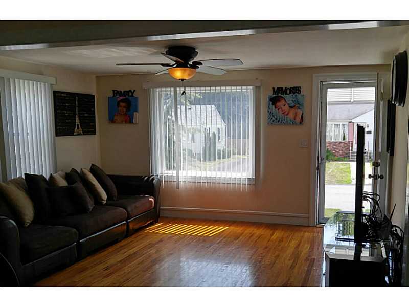 33 Novelty Road Warwick, RI 02889 - Photo 4 of 18 Living Room.
