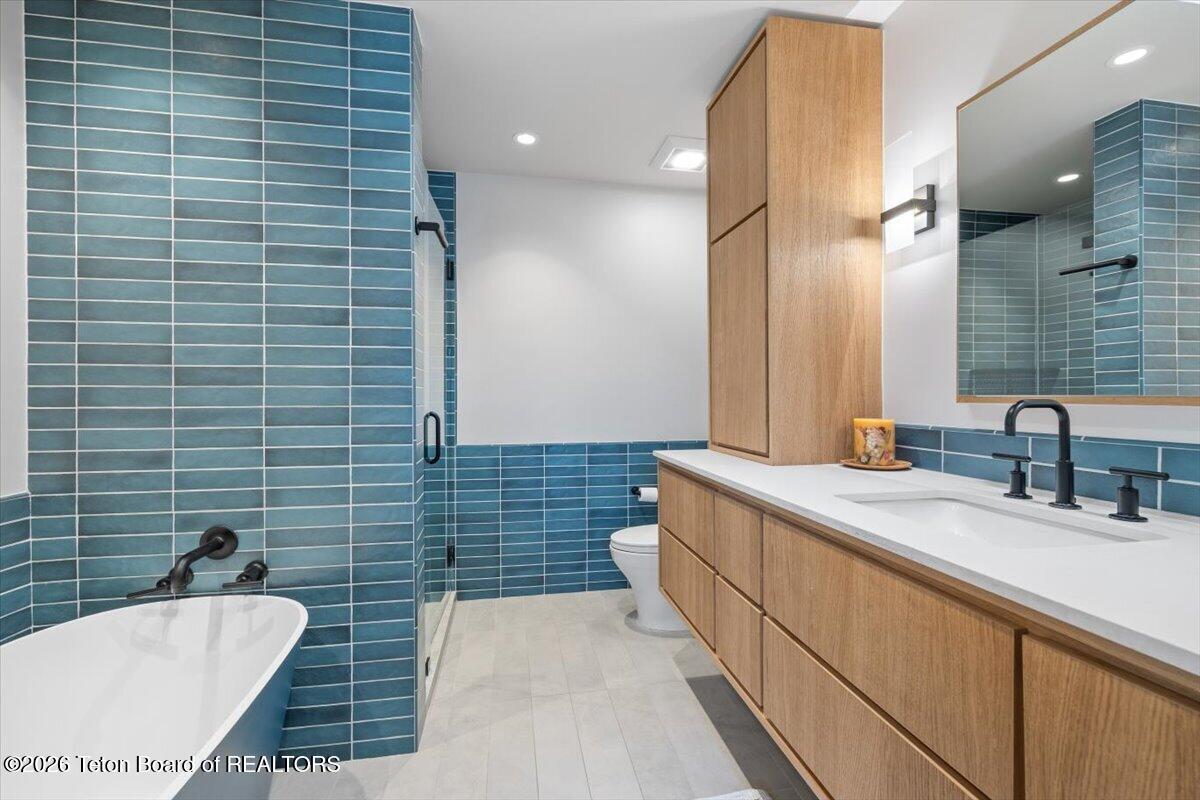 855 North Bar Y Road Jackson, WY 83001 - Photo 27 of 55 Renovated Upstairs Bathroom