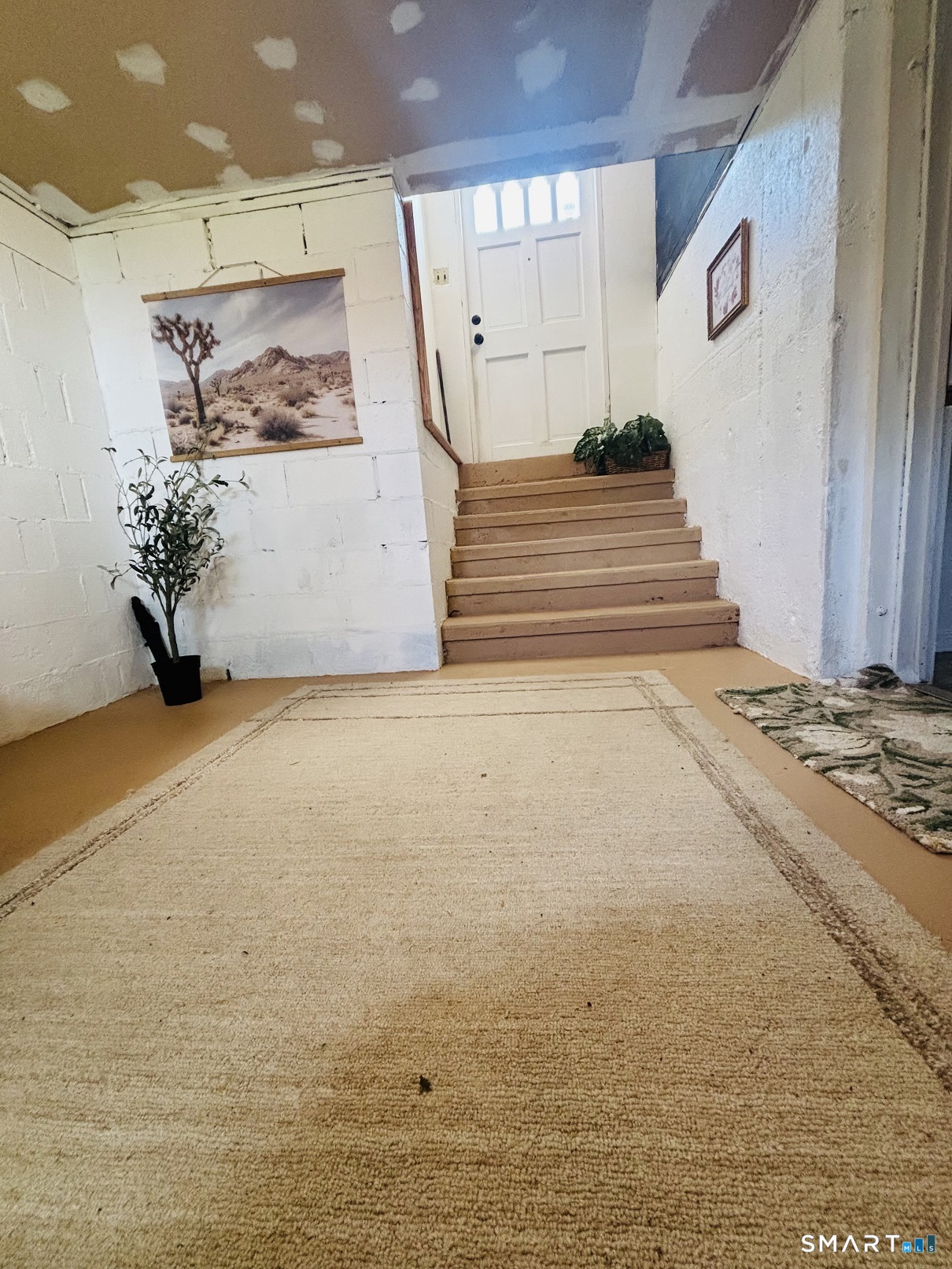879 Congress Avenue Waterbury, CT 06708 - Photo 23 of 32 sitting area in LL entry