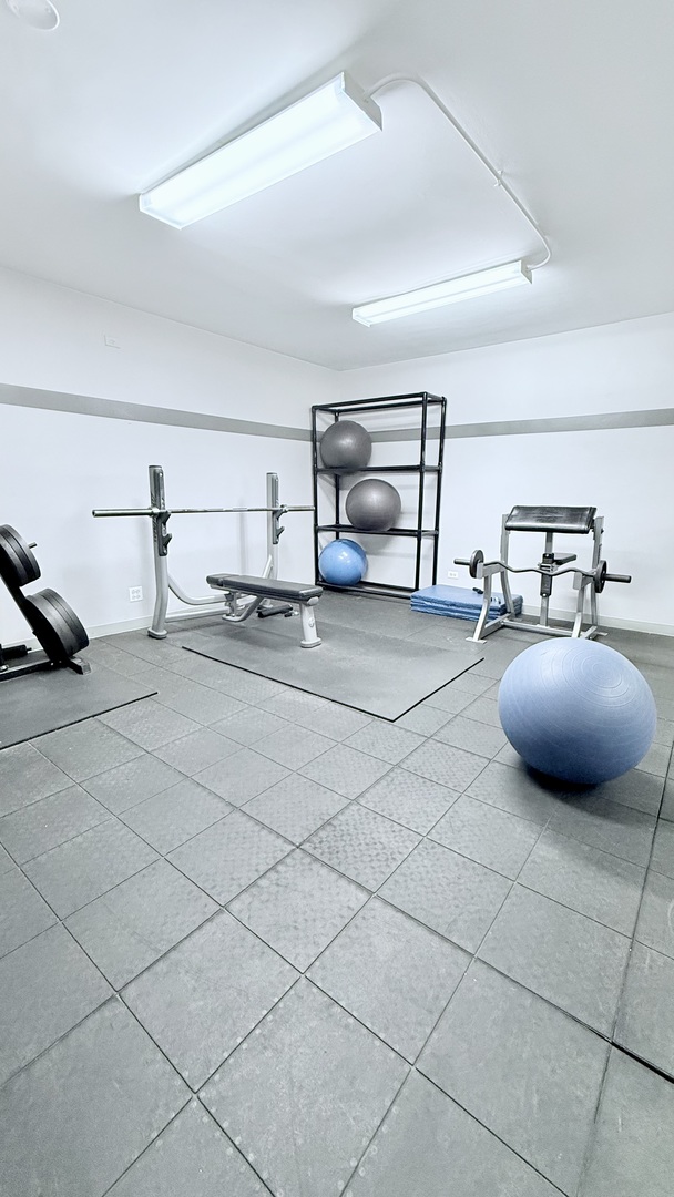 6301 North Sheridan Road, Unit 19V Chicago, IL 60660 - Photo 15 of 16 a living room with furniture and a air conditioner vent