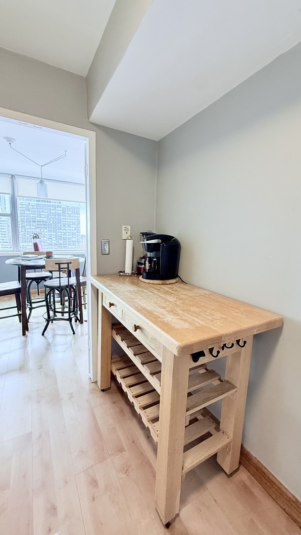 6301 North Sheridan Road, Unit 19V Chicago, IL 60660 - Photo 5 of 16 a bed room with a bed and furniture