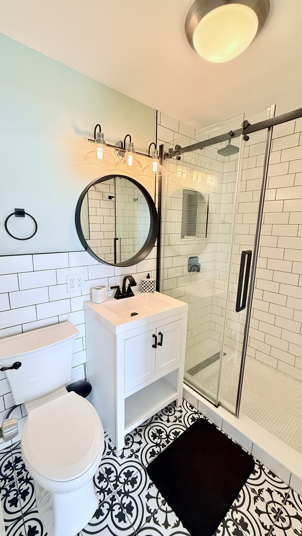 6301 North Sheridan Road, Unit 19V Chicago, IL 60660 - Photo 6 of 16 a bathroom with a sink a toilet and a mirror