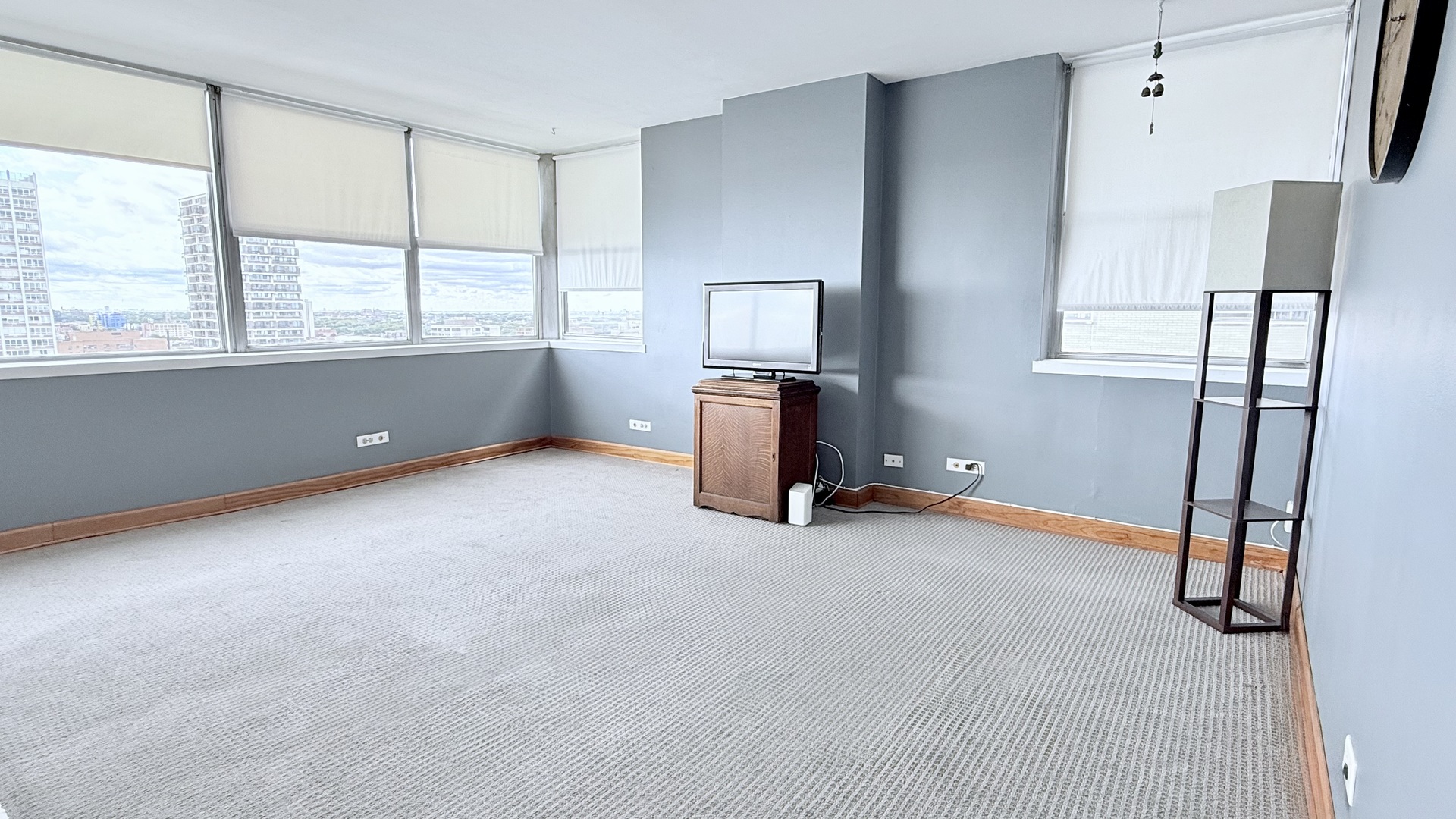 6301 North Sheridan Road, Unit 19V Chicago, IL 60660 - Photo 7 of 16 a view of an empty room with a window