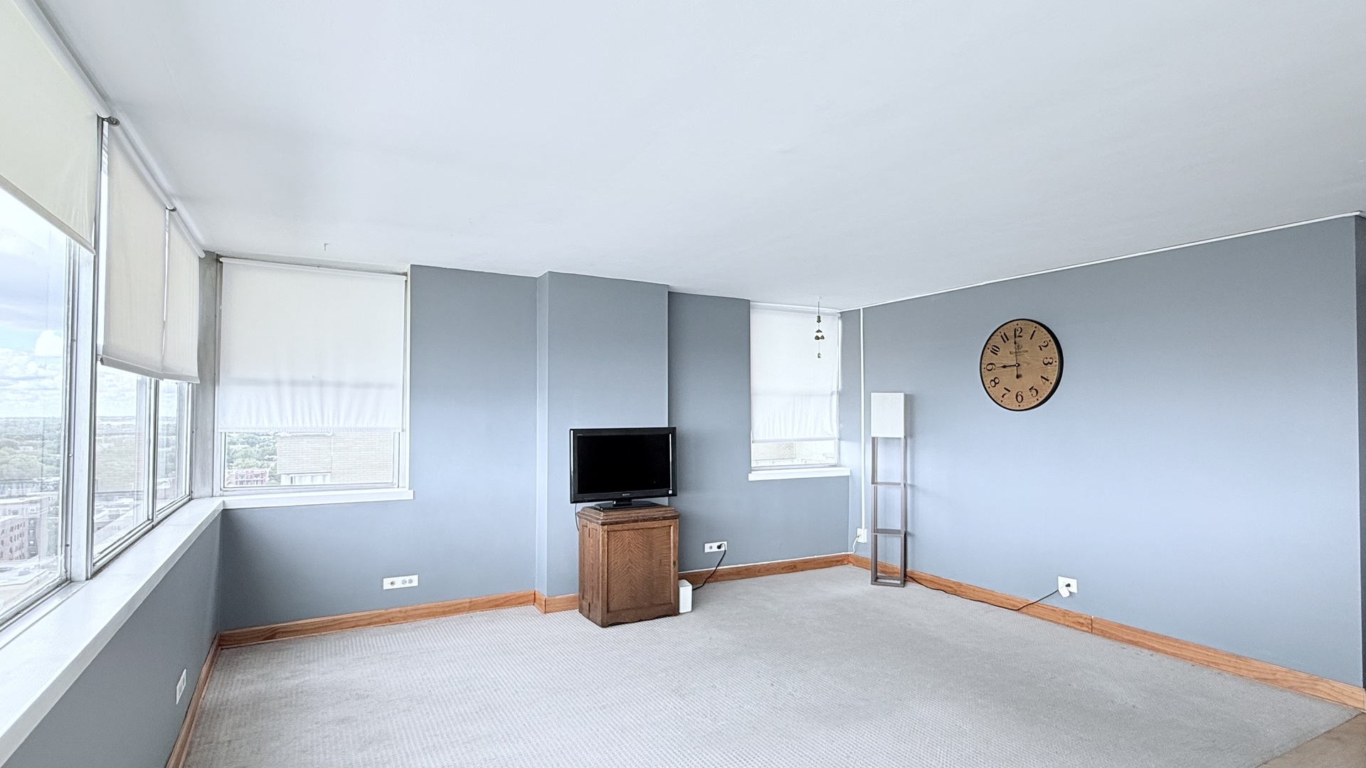 6301 North Sheridan Road, Unit 19V Chicago, IL 60660 - Photo 8 of 16 a view of room with window and a flat screen tv