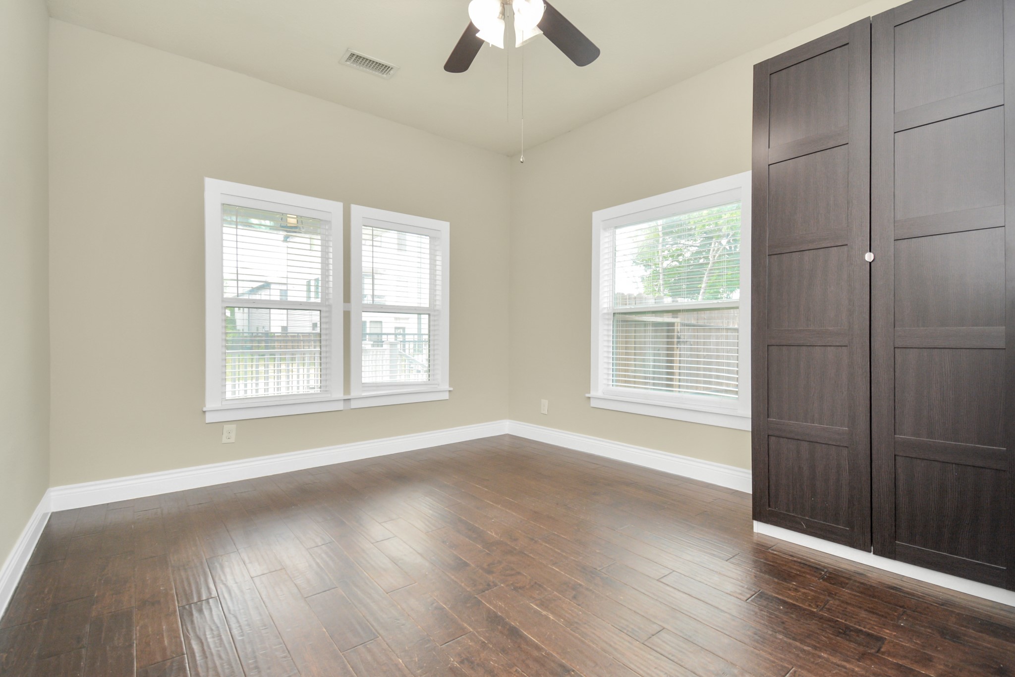 318 Ennis Street Houston, TX 77003 - Photo 17 of 28 Spacious bedroom with great organizing space