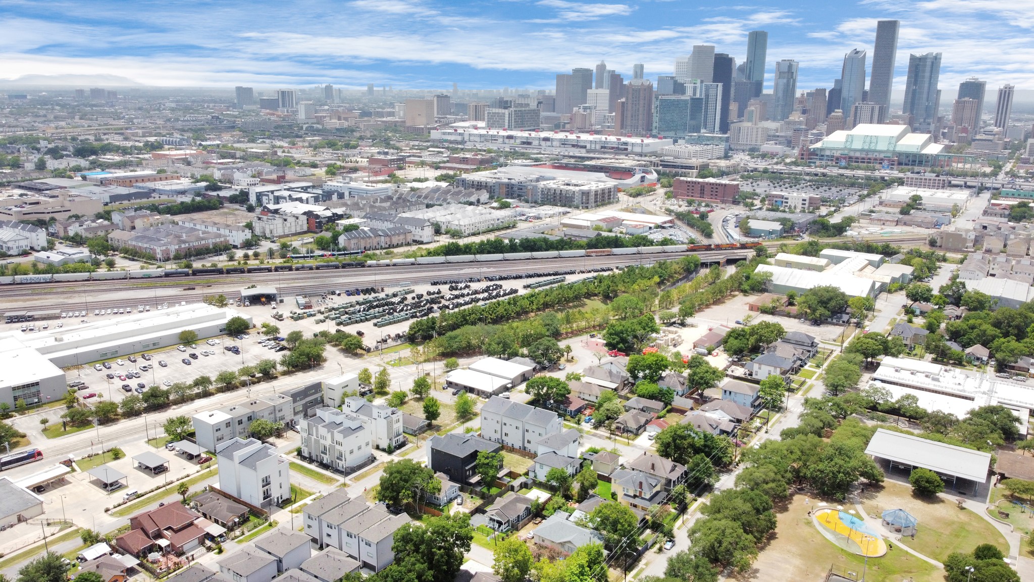 318 Ennis Street Houston, TX 77003 - Photo 2 of 28 Great location! Minutes from downtown Houston! Lots of entertainment and dining in the area!