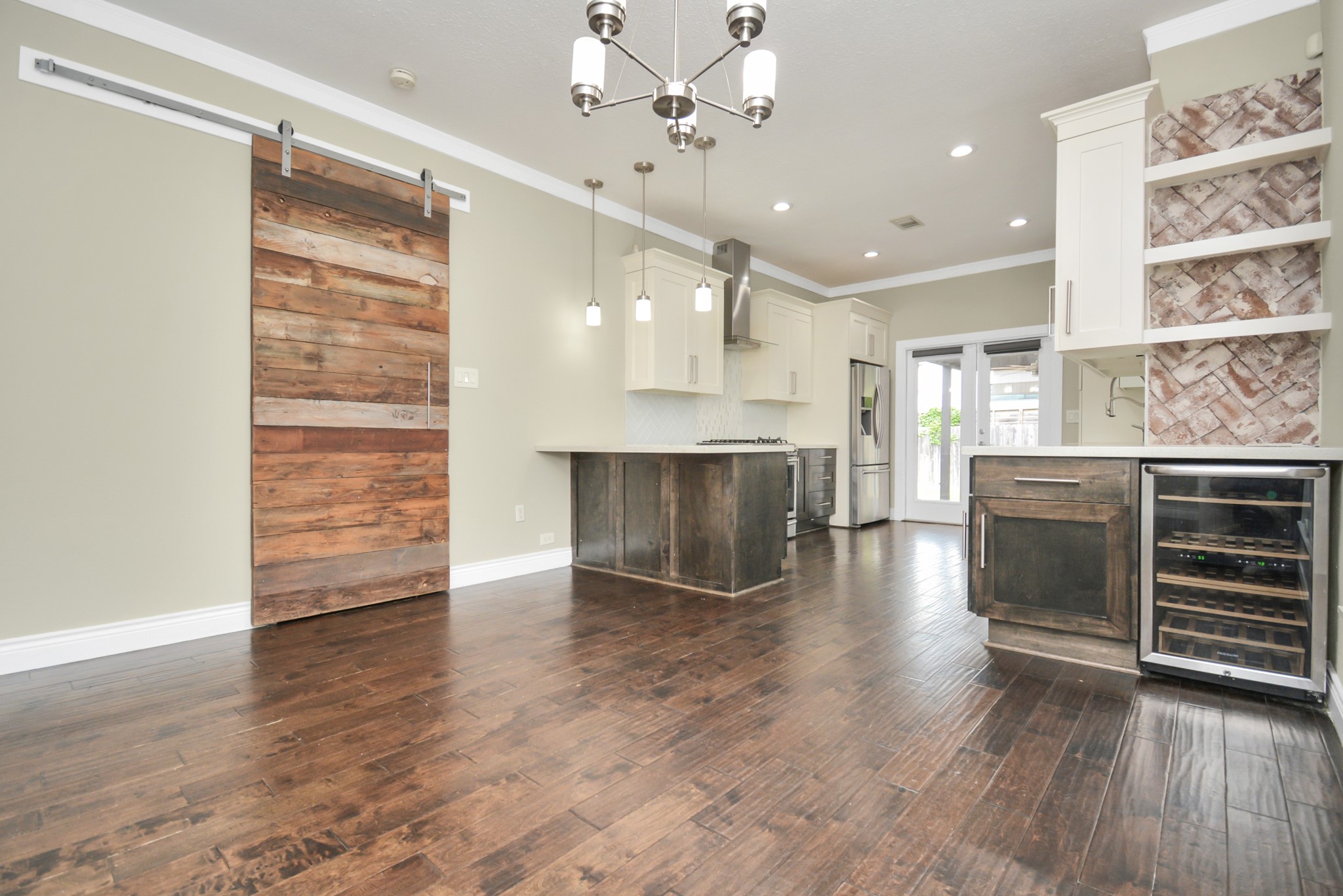318 Ennis Street Houston, TX 77003 - Photo 4 of 28 Open living space with sliding door to separate living area & bedrooms.