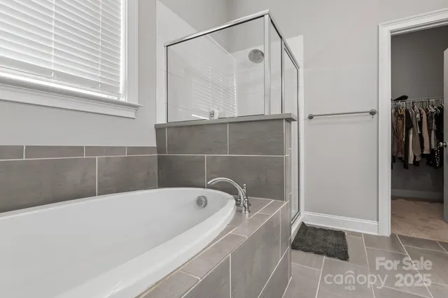 a view of livingroom with furniture