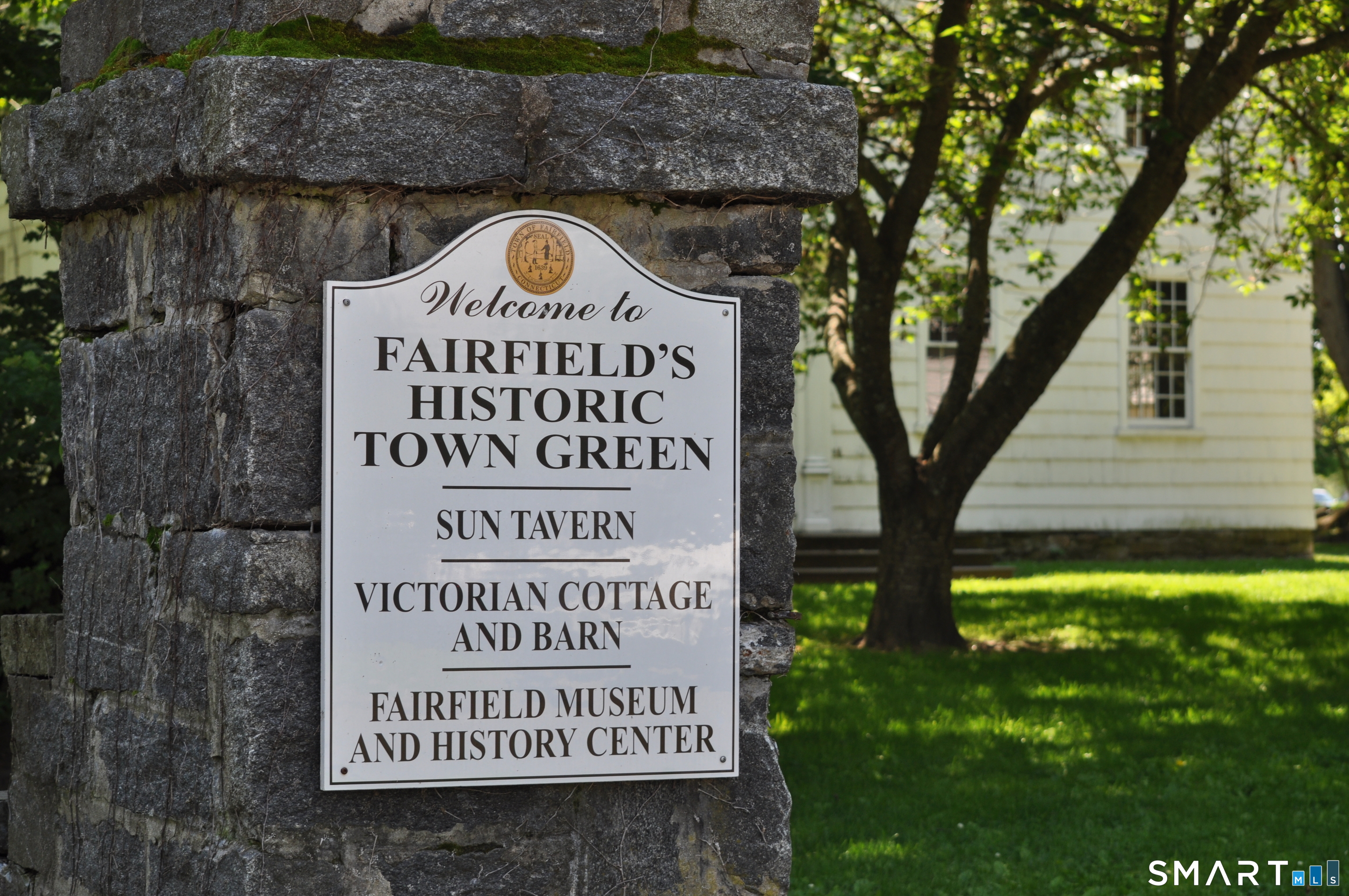 131 Beach Road, Unit 103 Fairfield, CT 06824 - Photo 23 of 28 a sign on the side of a building