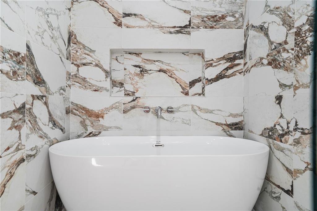 1580 Beecher Street Southwest Atlanta, GA 30310 - Photo 14 of 15 a bathroom with a bathtub