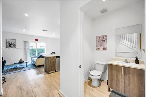 $4,000 | 170 Northwest 158th Street, Unit 2, Miami, FL 33169