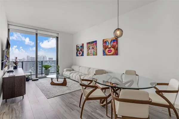 $5,300 | 801 South Miami Avenue, Unit 5206, Miami, FL 33131