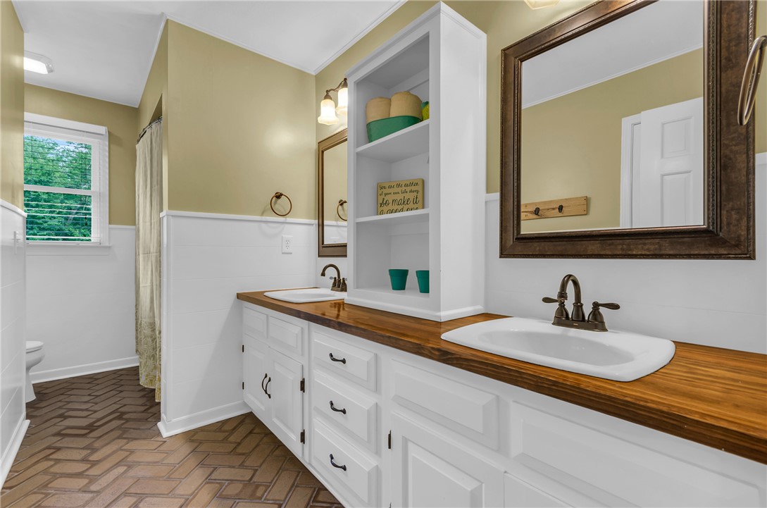 604 Ashley Downs, Unit DOWNS Anderson, SC 29621 - Photo 23 of 50 Hall Bathroom - Upper Level