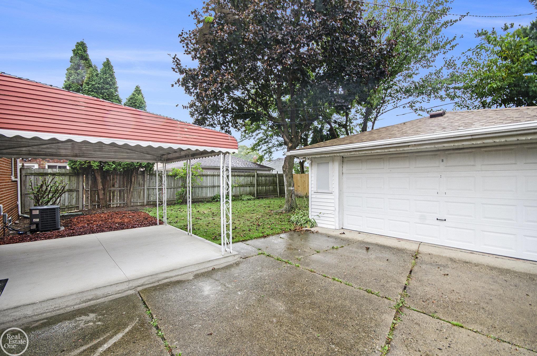 24585 Ridgecroft Avenue Eastpointe, MI 48021 - Photo 18 of 21 50156374-c6c022a8-35a8-448c-9bad-3d05053eb449.JPG