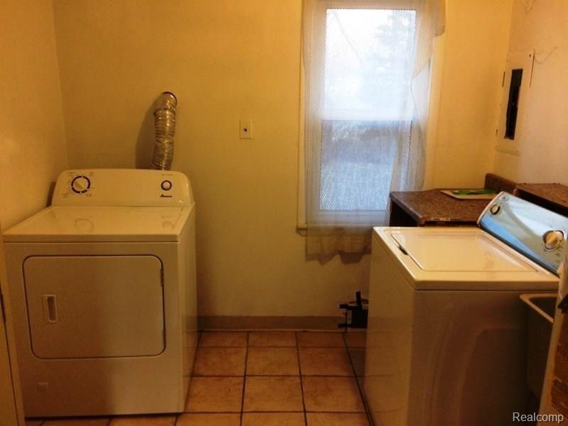 20956 Gill Road Farmington, MI 48335 - Photo 9 of 10 Gill Rd laundry Rm.jpg