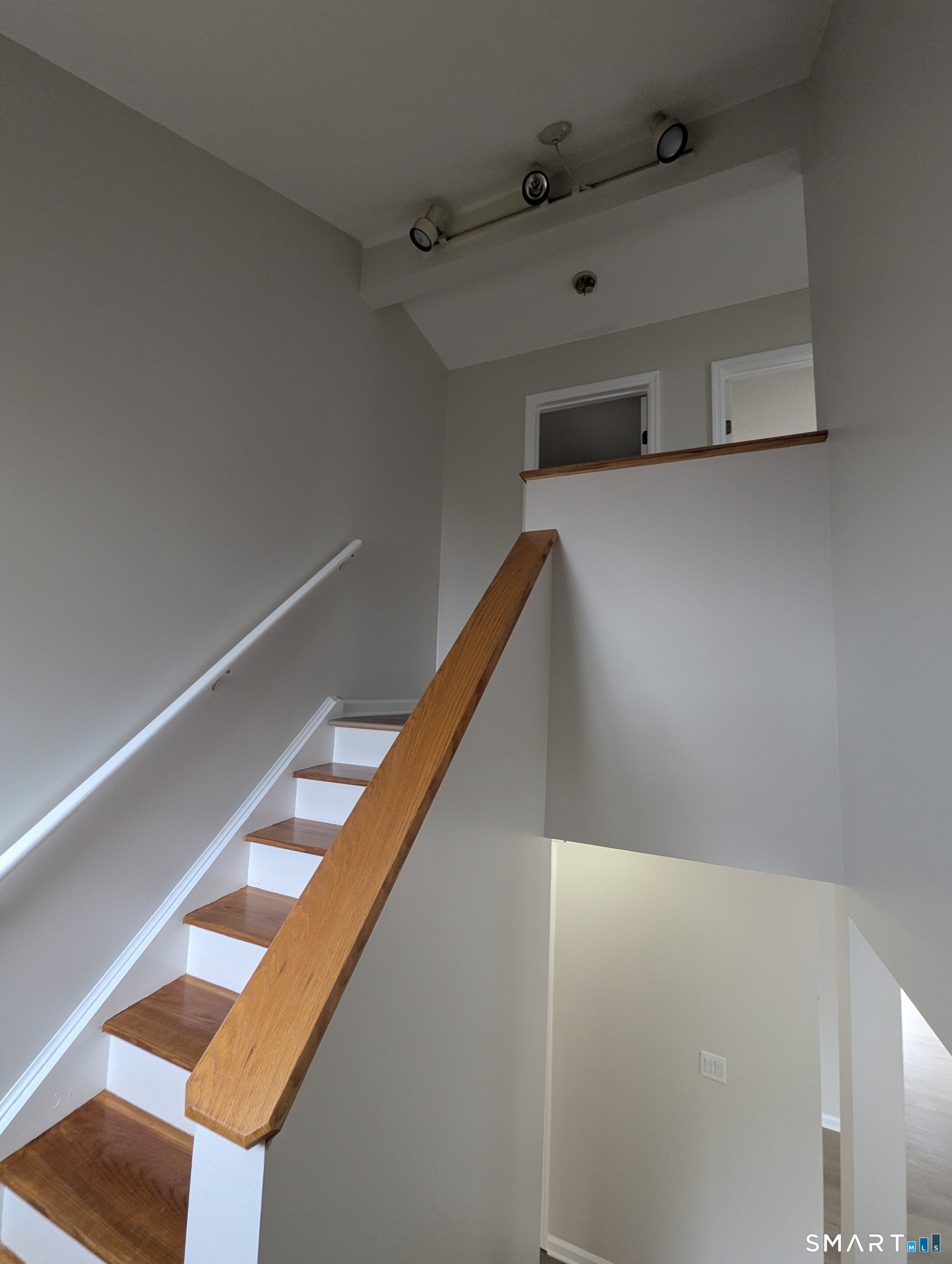 925 Oronoke Road, Unit 13J Waterbury, CT 06708 - Photo 9 of 19 Entry landing