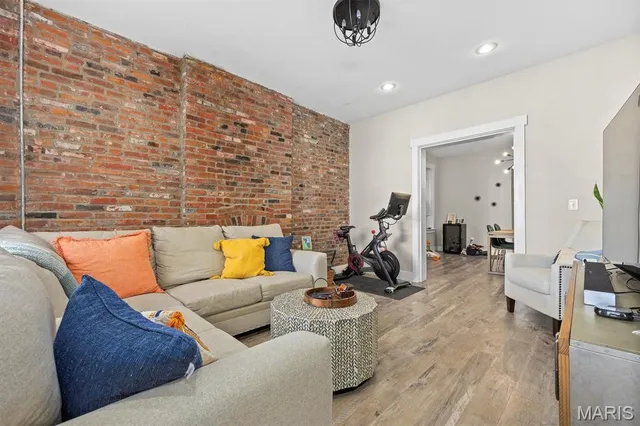 $645,000 | 3902 Shaw Boulevard, St. Louis, MO 63110