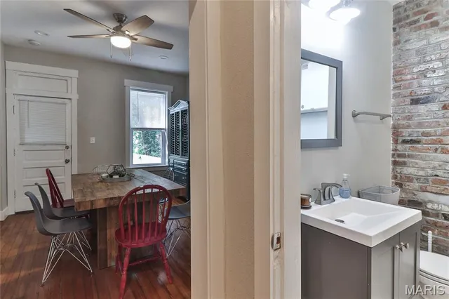 $645,000 | 3902 Shaw Boulevard, St. Louis, MO 63110