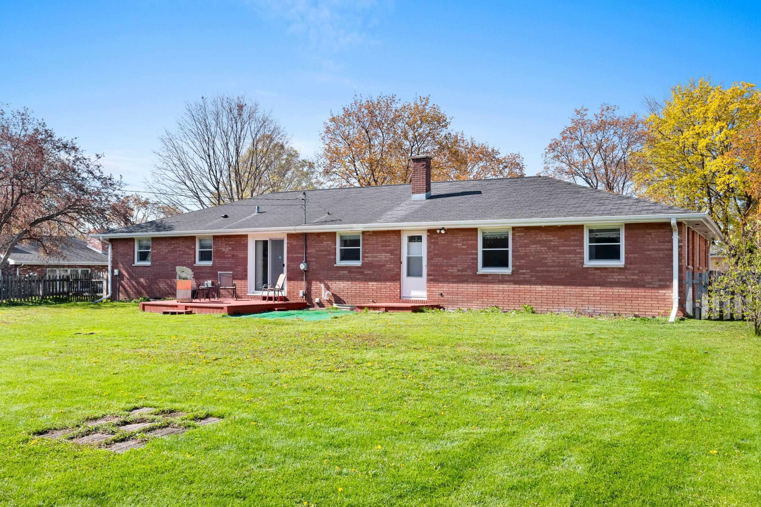 914 Rasmussen Place Green Bay, WI 54304 - Photo 2 of 43