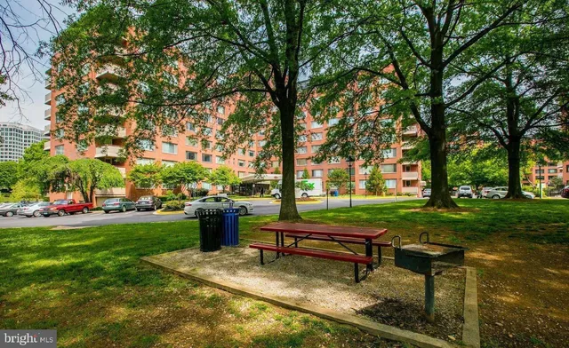 a table and chairs in front of building