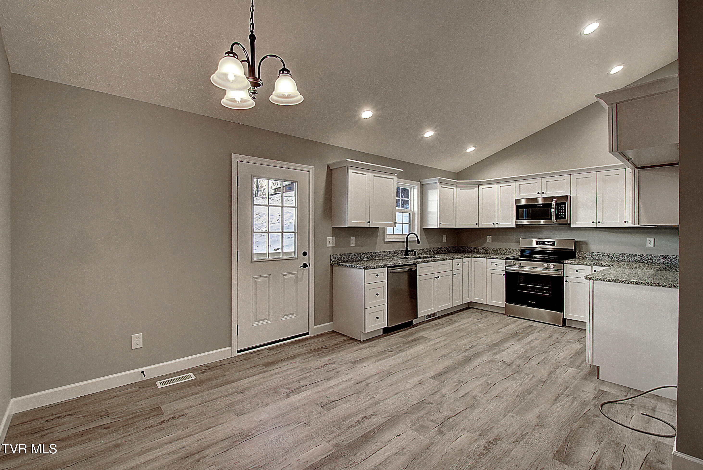 276 Slagle Road Elizabethton, TN 37643 - Photo 15 of 38 DSC_0109And8more