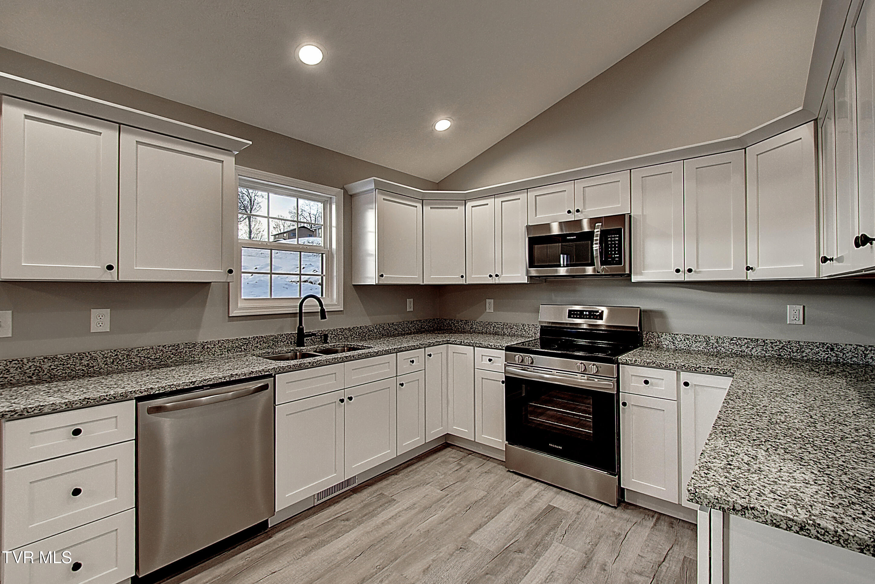 276 Slagle Road Elizabethton, TN 37643 - Photo 17 of 38 DSC_0151And8more