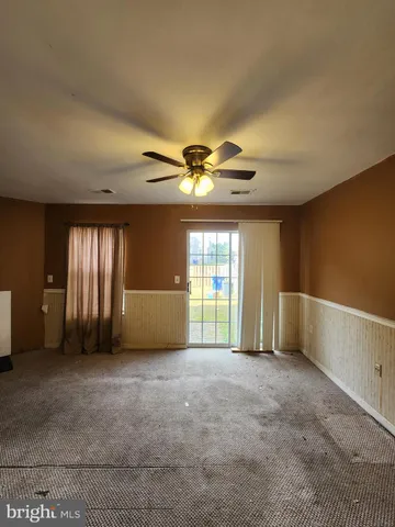 a view of empty room with a ceiling fan