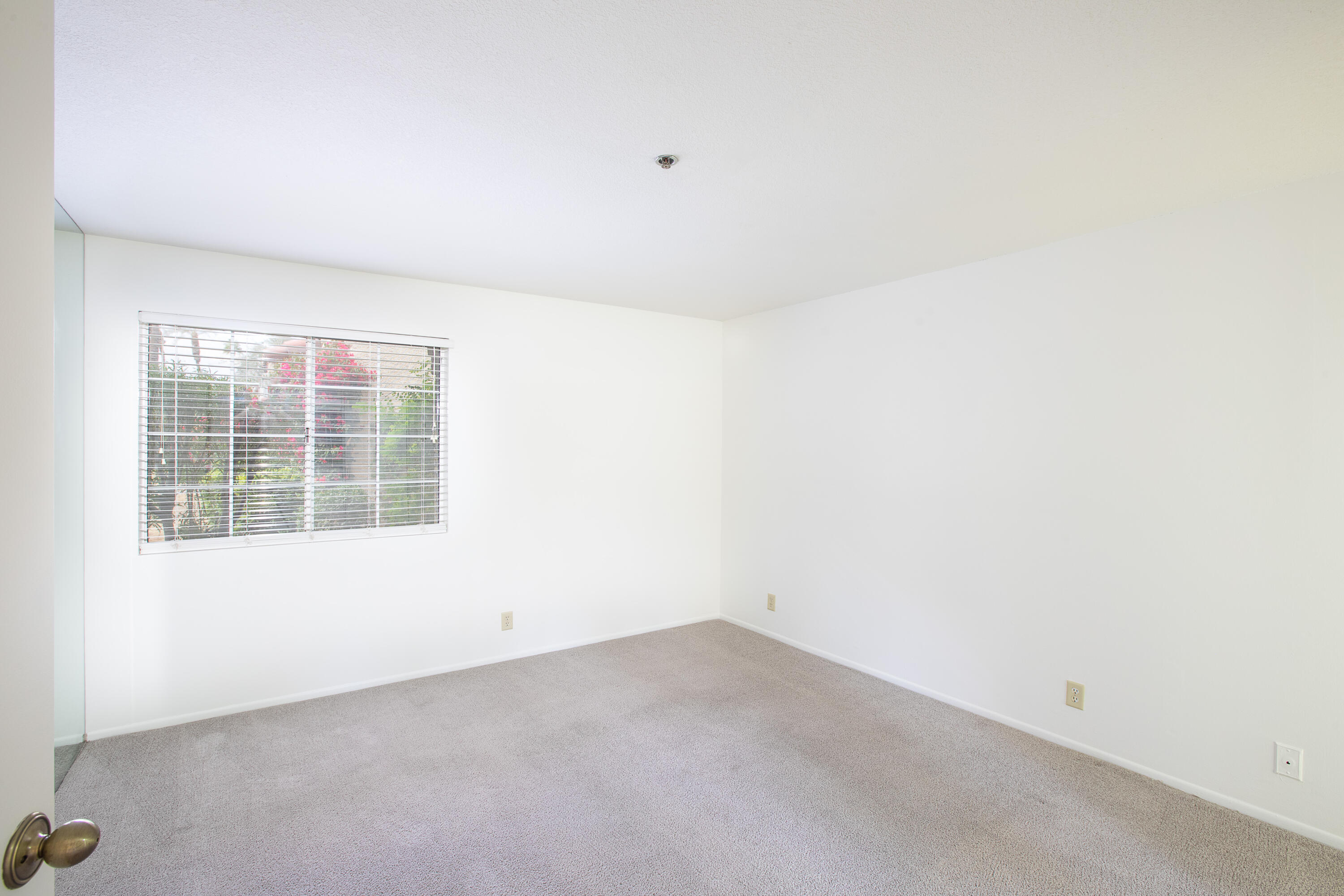 2700 Lawrence Crossley Road, Unit 27 Palm Springs, CA 92264 - Photo 4 of 13 an empty room with a window