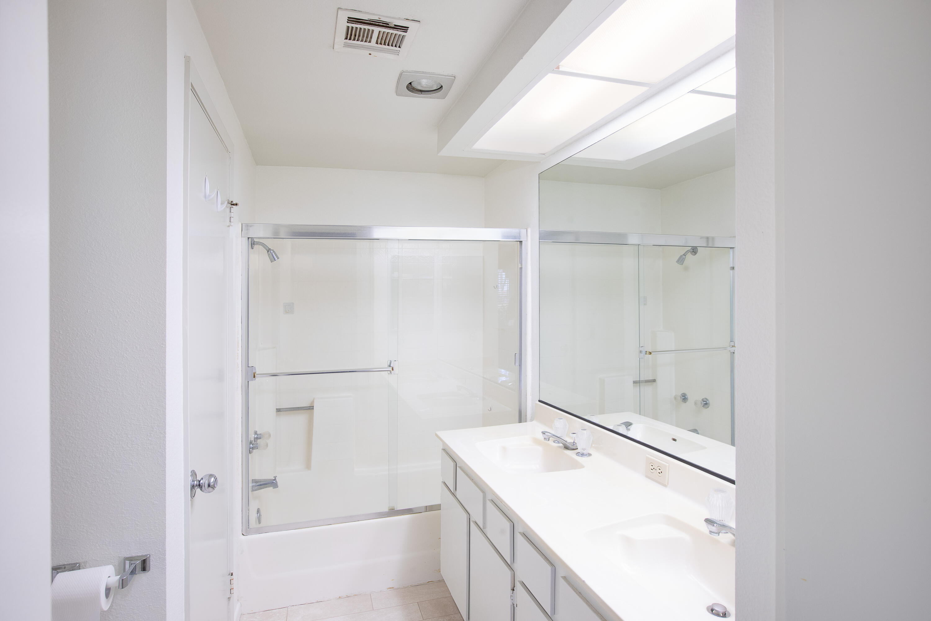 2700 Lawrence Crossley Road, Unit 27 Palm Springs, CA 92264 - Photo 8 of 13 a bathroom with a tub sink vanity and mirror