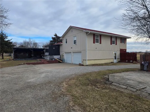 $425,000 | 32188 Osawatomie Road, Paola, KS 66071