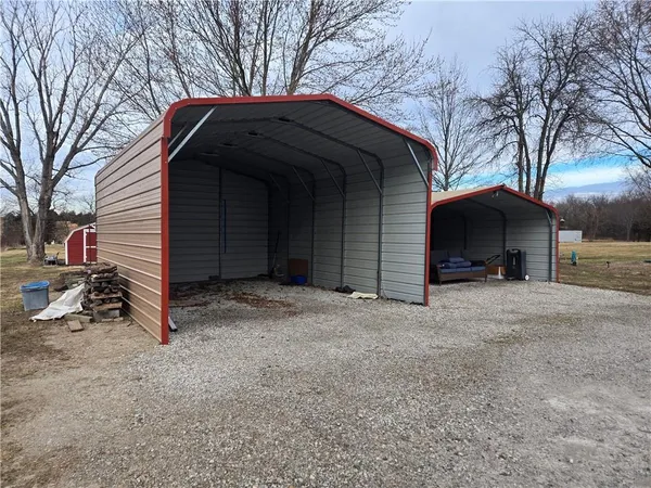 $425,000 | 32188 Osawatomie Road, Paola, KS 66071