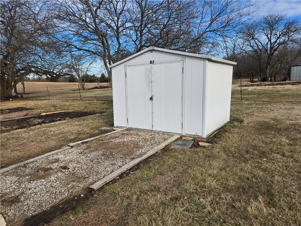 $425,000 | 32188 Osawatomie Road, Paola, KS 66071