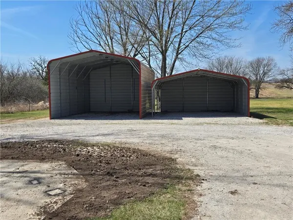 $425,000 | 32188 Osawatomie Road, Paola, KS 66071