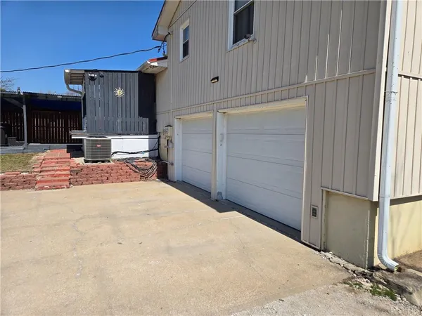 $425,000 | 32188 Osawatomie Road, Paola, KS 66071