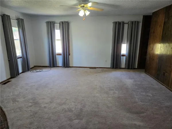 $425,000 | 32188 Osawatomie Road, Paola, KS 66071