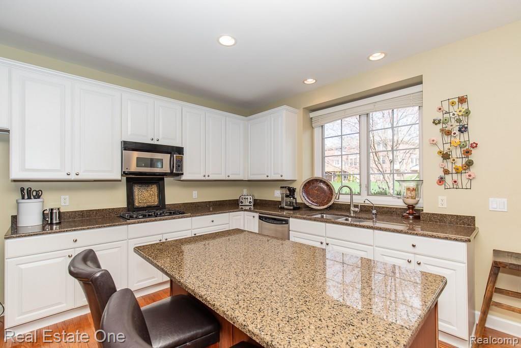 2112 Aberdeen Court Rochester, MI 48306 - Photo 12 of 32