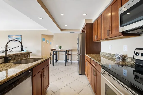 $3,000 | 2900 Northeast 30th Street, Unit 7G, Fort Lauderdale, FL 33306