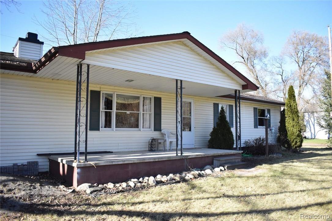 9581 Kress Road Pinckney, MI 48169 - Photo 20 of 25 18 COVERED PORCH.JPG