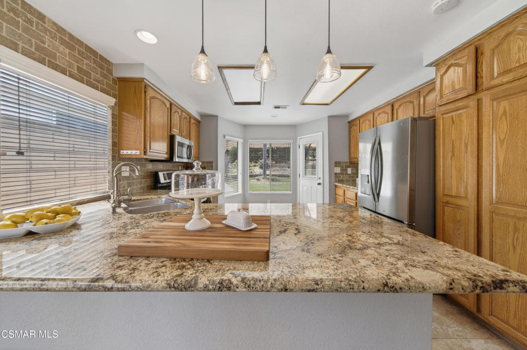 3072 Lamplighter Street Simi Valley, CA 93065 - Photo 5 of 18