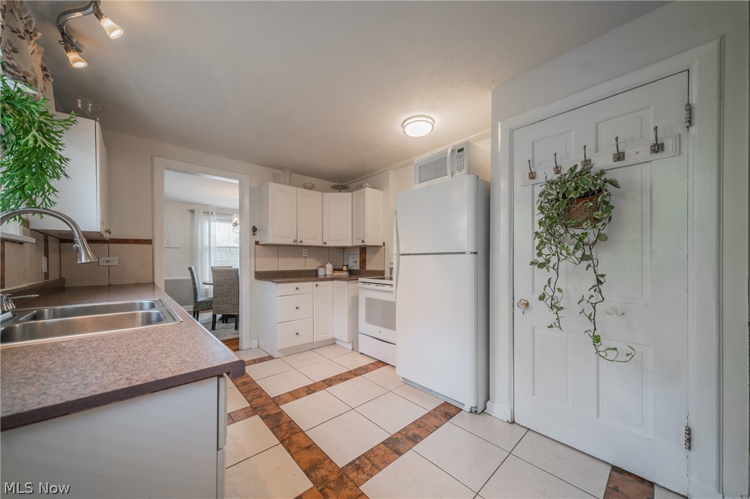3261 Enderby Road Cleveland, OH 44120 - Photo 7 of 22