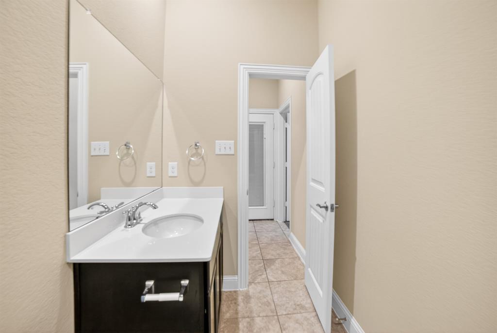 552 Winnetka Drive Oak Point, TX 75068 - Photo 14 of 40 a en suite bathroom with a sink and a mirror
