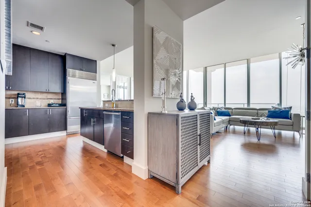 $4,000 | 610 East Market Street, Unit 2711, San Antonio, TX 78205