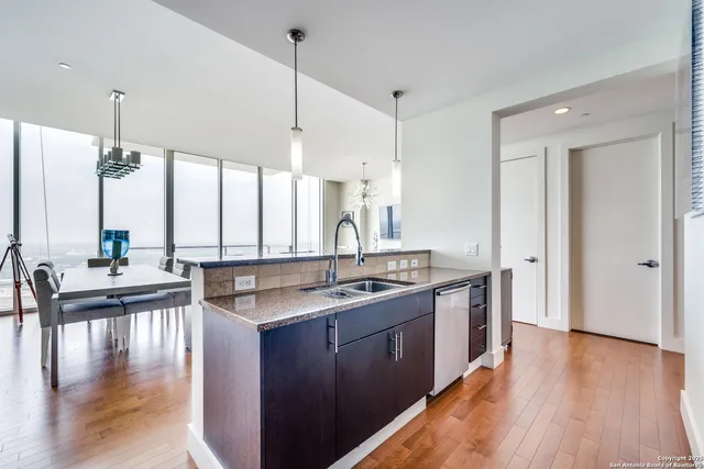 $4,000 | 610 East Market Street, Unit 2711, San Antonio, TX 78205